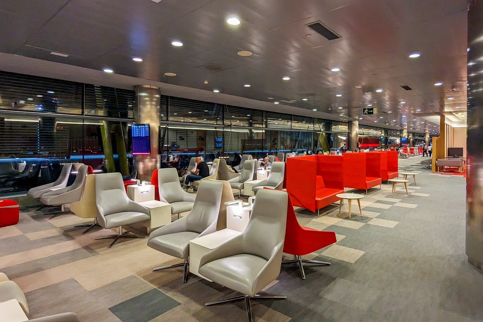 You are currently viewing 5 ways to ensure you have lounge access before your next flight