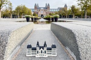 Read more about the article KLM’s 104th Delft house collectible is actually a train station