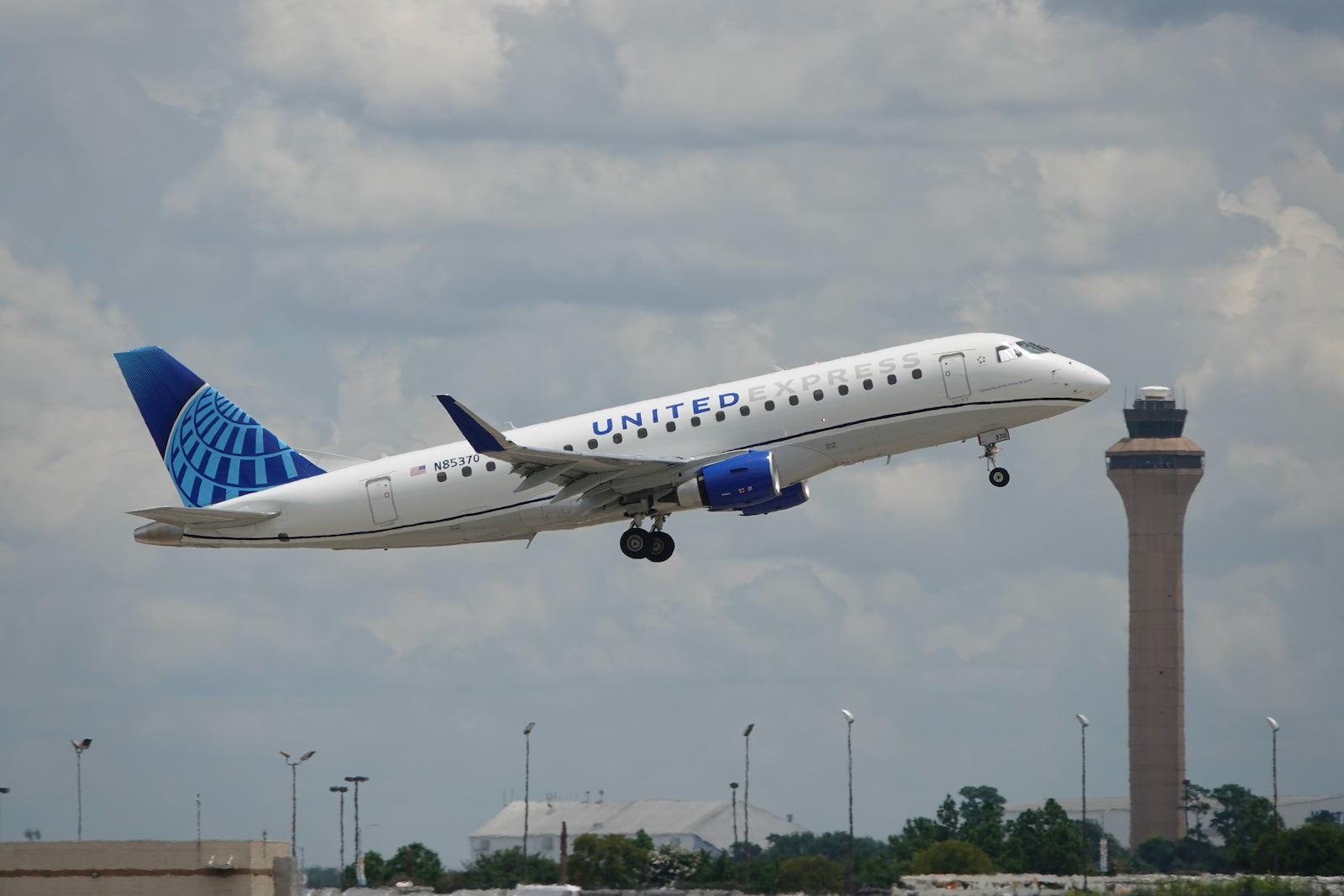 Read more about the article United adds 8 domestic routes, but cuts 4 in shift from Newark to DC