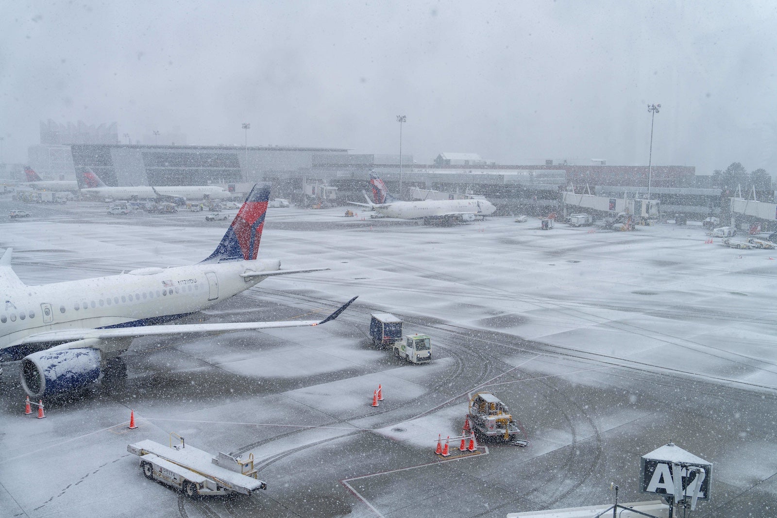 You are currently viewing Hundreds of flights already canceled for Tuesday ahead of East Coast winter storm