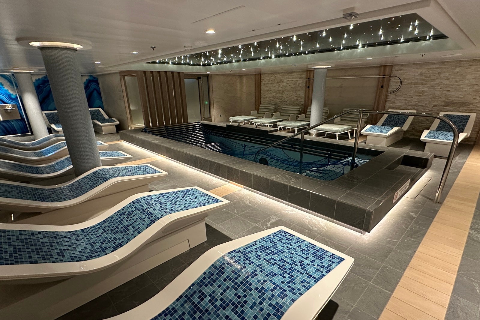 You are currently viewing Cloud 9 Spa, Carnival Cruise Line’s spa and fitness facility: What you need to know