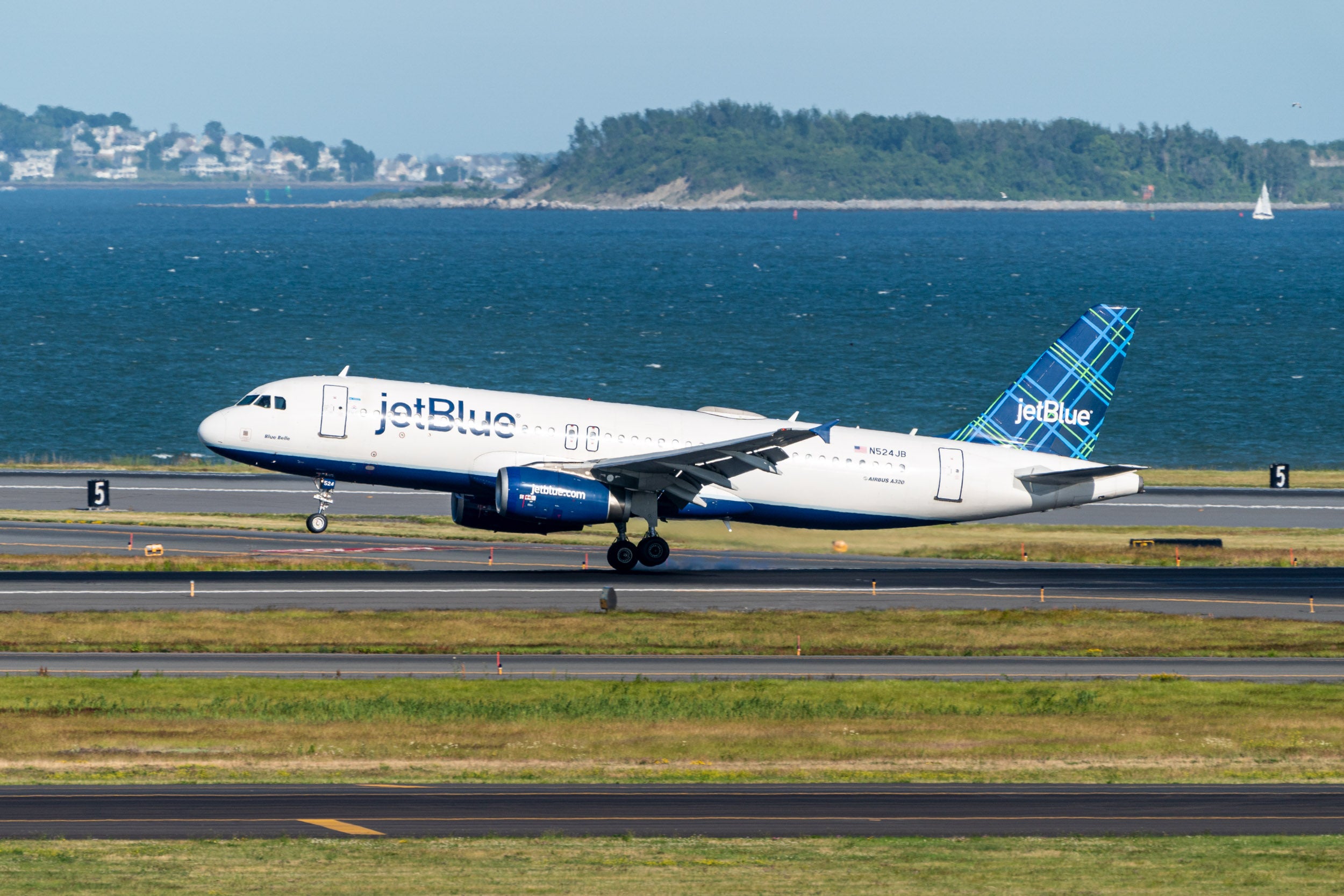 Read more about the article JetBlue cuts or halts 24 routes, pulls out of 7 cities — but doubles down on New England