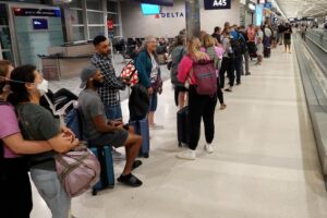 Read more about the article Flight cancellations soar past 5,000 as woes spill into Saturday; Delta and United hardest hit